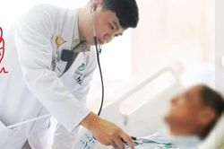 Cứu du kh&aacute;ch Singapore tho&aacute;t di chứng đột quỵ trong gang tấc