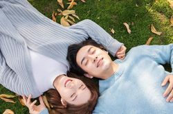 Nghịch lý trong tình yêu: Phụ nữ càng 'lười', đàn ông càng lụy