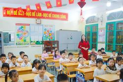 Học sinh lớp 1 Hưng Yên háo hức ngày đầu đến trường