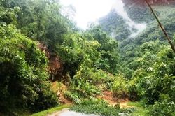 Mưa lớn gây ngập, sạt lở, hàng trăm hộ dân ở Thanh Hóa phải sơ tán