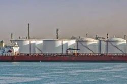 Tàu chở dầu xếp hàng cả tháng khi cảng Venezuela quá tải