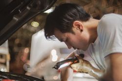 Những thói quen xấu rút ngắn tuổi thọ dầu xe
