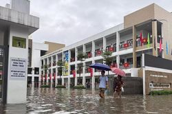 Nhiều trường ở Hà Nội chuyển học trực tuyến, lùi giờ vào học do mưa bão