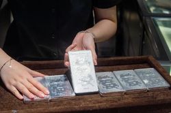 Giá bạc ngày 24/8: Bạc thế giới tiến sát mốc 70 USD/ounce, bạc trong nước tăng nhẹ