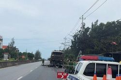 Xe khách chở gần 40 người bốc cháy trên Quốc lộ 1