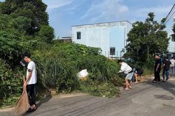 TPHCM: Nhóm bạn trẻ 'đi bão' được Công an cho dọn vệ sinh khu phố