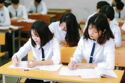Học sinh cao 1,8 m, vẫn ngồi chiếc bàn 'nhỏ xíu' ở trường
