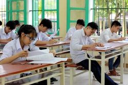 Học sinh cao 1,8 m, vẫn ngồi chiếc bàn 'nhỏ xíu' ở trường