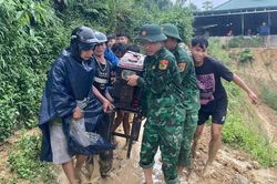Hình ảnh công an, biên phòng căng mình di dời dân khỏi vùng sạt lở