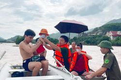 Kịp thời đưa bé 2 tuổi sốt cao ra khỏi vùng lũ đi cấp cứu