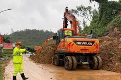 CSGT Quảng Ninh dầm mưa thông tuyến sạt lở