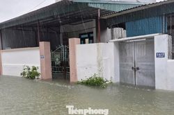 Cứ mưa là ngập, người dân bì bõm lội nước về nhà