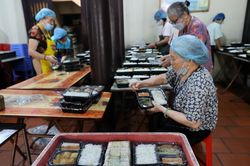 4h30 sáng ở căn bếp chùa nấu cả trăm nghìn suất cơm miễn phí mỗi năm
