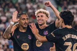 Raphinha chói sáng, Barca mở màn La Liga bằng chiến thắng 5 sao