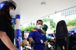 Giá xăng dầu hôm nay 24/8: Thế giới quay đầu giảm, trong nước tăng