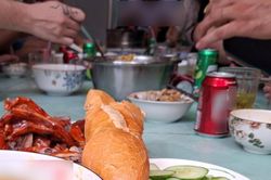 Chắt chiu mua được căn hộ, vợ trẻ chán nản vì hàng xóm, chỉ muốn chuyển nhà