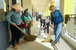 Thầy cô vùng biên tất bật chỉnh trang lớp học, sẵn sàng cho ngày khai giảng