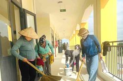 Thầy cô vùng biên tất bật chỉnh trang lớp học, sẵn sàng cho ngày khai giảng