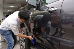 Vừa đi xe trời mưa về, có nên lấy khăn lau ngay hay để khô tự nhiên?