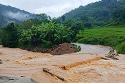 Ứng trực 24/24 giờ, bám bản, giữ an toàn cho dân trong mưa lũ vùng biên Thanh Hóa