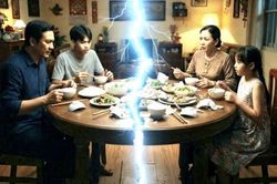 Bữa cơm chia đôi: Khi tiếng cười chỉ còn là ký ức