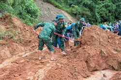 Bám địa bàn, sát cánh cùng Nhân dân ứng phó mưa lũ