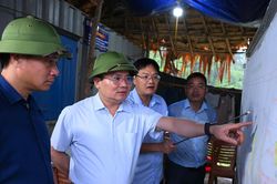 Phó Chủ tịch UBND tỉnh Phùng Thành Vinh kiểm tra các dự án hạ tầng tại các xã Hữu Khuông và Nhôn Mai