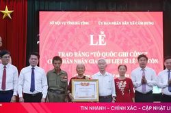 Trao bằng 'Tổ quốc ghi công' cho thân nhân liệt sĩ Lê Văn Cổn