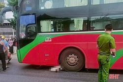 Xe khách va chạm xe đạp, 1 phụ nữ tử vong