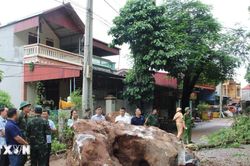 Sạt lở đá do mưa lớn, di dời dân trong đêm tại xã Chi Lăng ở Lạng Sơn