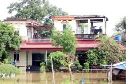 Bão số 4: Mực nước sông Cầu vượt báo động 2, nước sông Kỳ Cùng giảm nhẹ