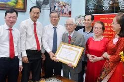 Trao Huy hiệu 80 năm tuổi Đảng cho cán bộ lão thành 103 tuổi