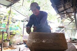 Trăn trở giữ 'hồn lửa' làng đúc đồng Chú Tượng