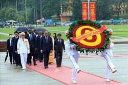 Chủ tịch Quốc hội Côte d'Ivoire viếng Chủ tịch Hồ Chí Minh và tưởng niệm các Anh hùng liệt sĩ