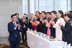 Thường trực Ban Bí thư gặp gỡ cộng đồng người Việt Nam tại Singapore