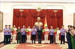 Tổng B&iacute; thư, Chủ tịch nước T&ocirc; L&acirc;m trao quyết định bổ nhiệm 4 Kiểm s&aacute;t vi&ecirc;n Viện kiểm s&aacute;t nh&acirc;n d&acirc;n tối cao