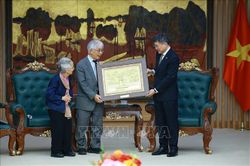 Thủ tướng Lê Minh Hưng tiếp Giáo sư Trần Thanh Vân và Giáo sư Lê Kim Ngọc