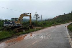 Đèo Văn Rơi một bên sạt lở, một bên dang dở