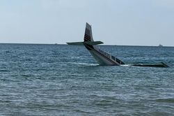 Máy bay rơi xuống biển, nữ phi công được cứu sống