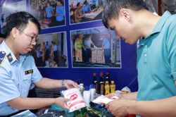 Soi 'hàng giả' khác 'hàng thật' ngay tại hội chợ lớn nhất miền Trung – Tây Nguyên