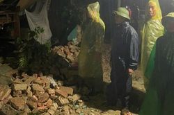 Sập nhà giữa mưa giông ở Hà Nội, cụ ông 82 tuổi được cứu trong gang tấc
