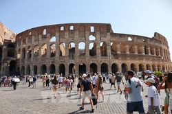 Tây Ban Nha và Italy chạm ngưỡng tới hạn về du lịch