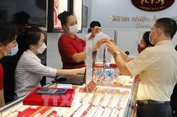 Chạm ngưỡng 150 triệu đồng/lượng, giá vàng trong nước rút ngắn chênh lệch với giá thế giới