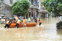Lạng Sơn cứu vớt kịp thời 7 người bị lật xuồng máy do nước chảy xiết