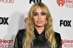 Cựu sao Disney tố Miley Cyrus