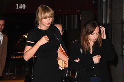Taylor Swift đi chơi riêng cùng Dakota Johnson tại Los Angeles
