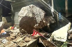 Bão số 4: Sạt lở nhiều khối đá nặng hàng tấn phá thủng nhà dân, gây ách tắc giao thông tại Lạng Sơn