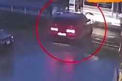 Khoảnh khắc SUV bị tàu hỏa đâm ngang, hất văng khi mắc kẹt giữa đường ray ở Hải Phòng