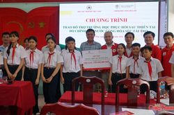 Đà Nẵng: Trao trang thiết bị hỗ trợ trường học phục hồi sau thiên tai
