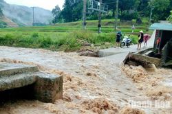Nhiều khu dân cư trên địa bàn xã Quang Chiểu bị chia cắt, chính quyền khẩn trương ứng phó